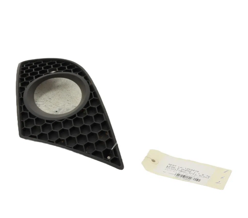 Enjoliveur d pare-choc av Seat LEON (1P1) 1.9 tdi (2005-2010) 5 portes occasion