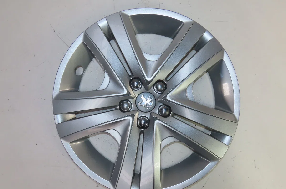 Enjoliveur de roue Peugeot 208 I (CA_, CC_) 1.2 vti 82 (2012) occasion