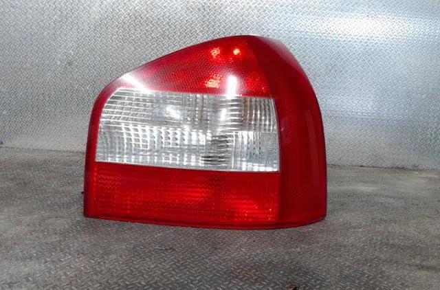 Feu arrière droit AUDI A3 1  A3 1 PHASE 2 occasion
