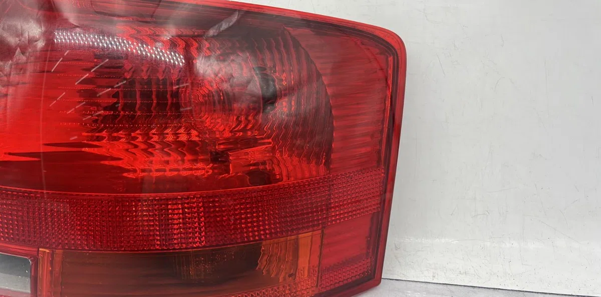 Feu arrière droit AUDI A4 2 AVANT PHASE 2 BREAK occasion