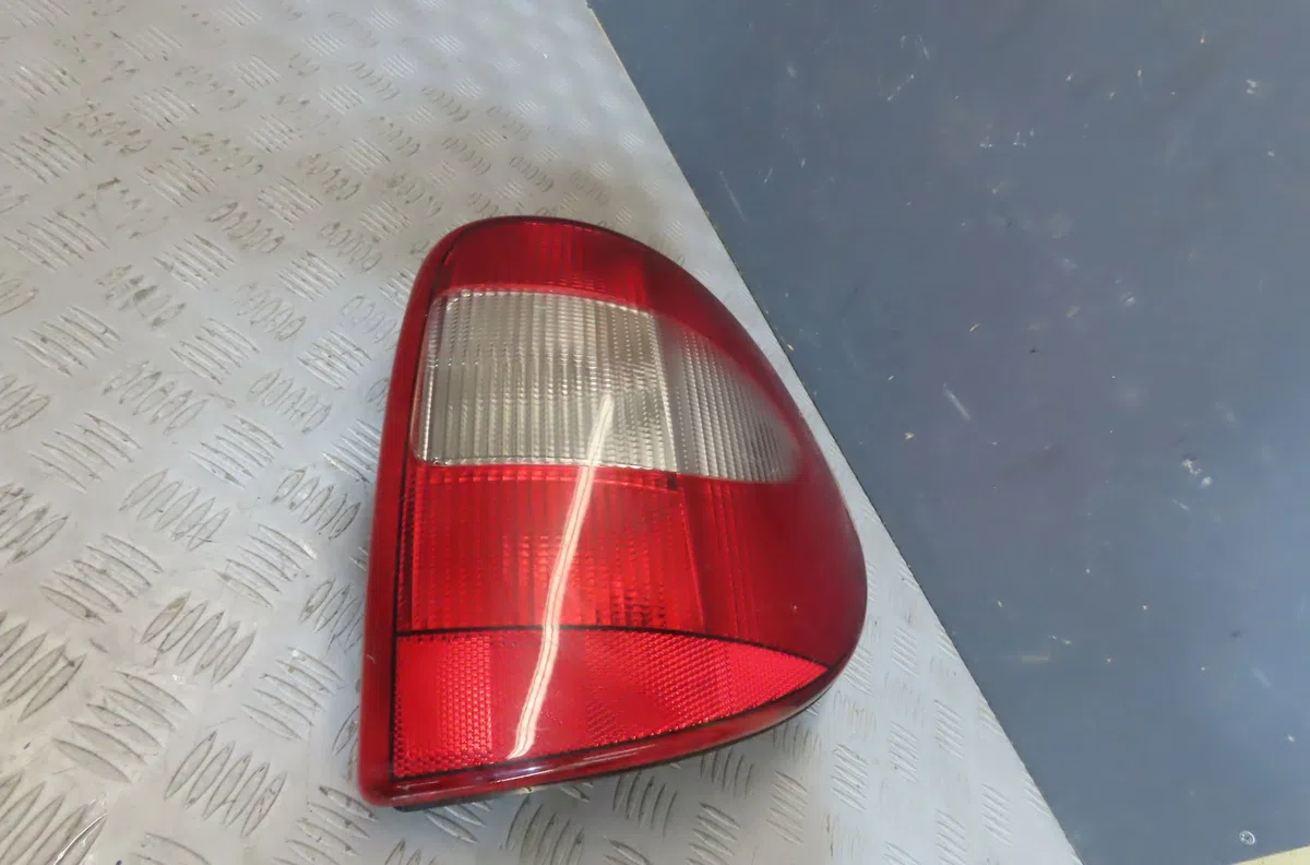 Feu arrière droit Chrysler VOYAGER IV (RG, RS) 2.5 crd (2000-2008) occasion