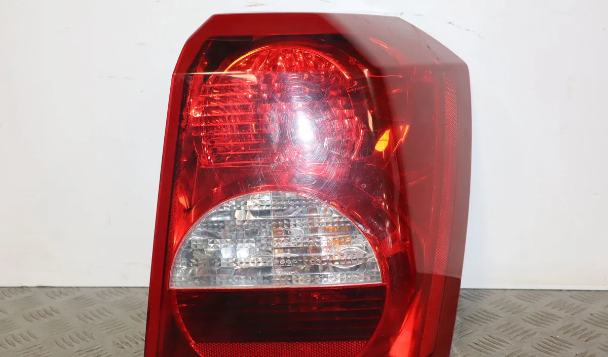 Feu arrière droit Dodge CALIBER 2.0 crd (2006) occasion