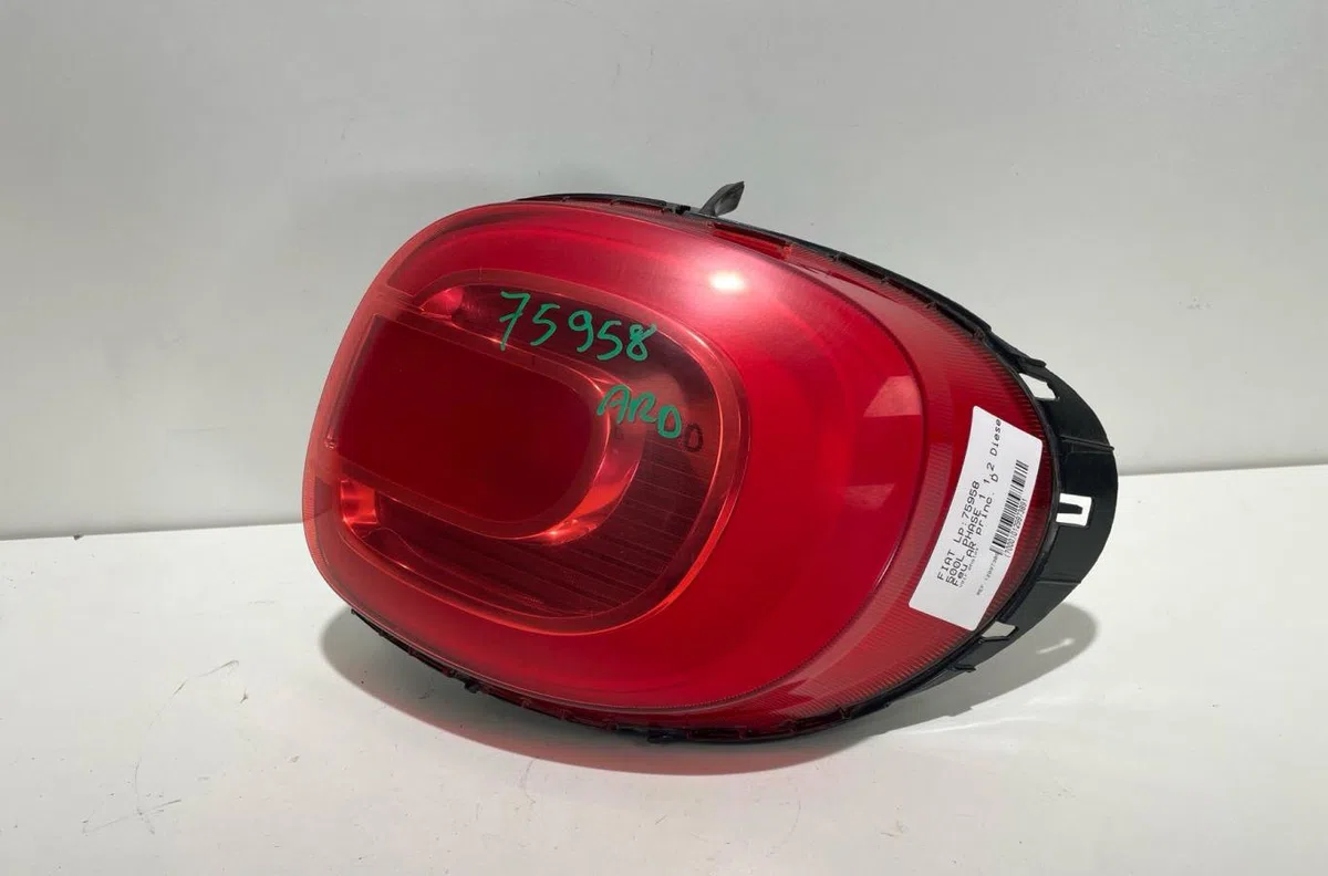 Feu arrière droit Fiat 500L (351_, 352_) 1.3 d multijet (199lxy1a, 199lxy11) (2012) occasion