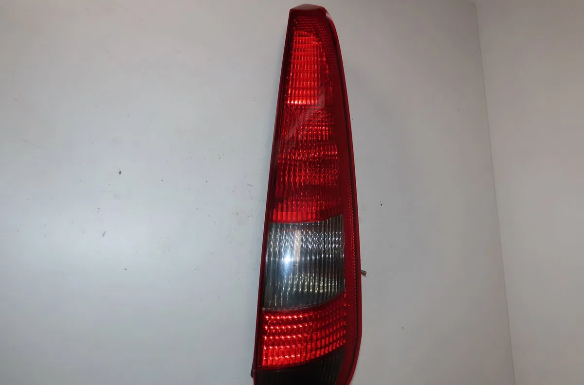 Feu arrière droit Ford FIESTA V (JH_, JD_) 1.3 (2001-2008) 3 portes occasion