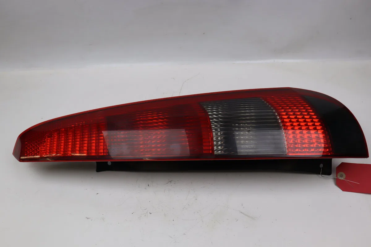 Feu arrière droit Ford FIESTA V (JH_, JD_) 1.4 tdci (2001-2008) 5 portes occasion