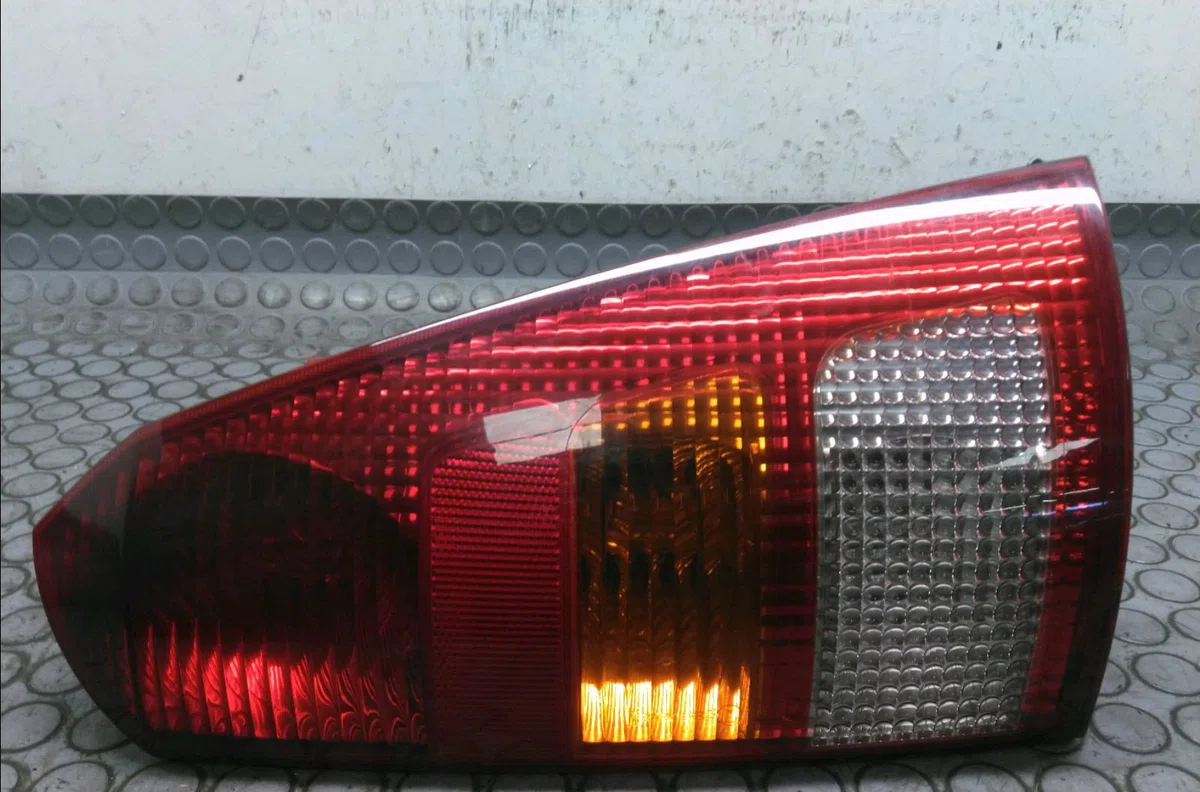 Feu arrière droit Ford FOCUS I Clipper (DNW) 1.8 tdci (2001-2004) occasion