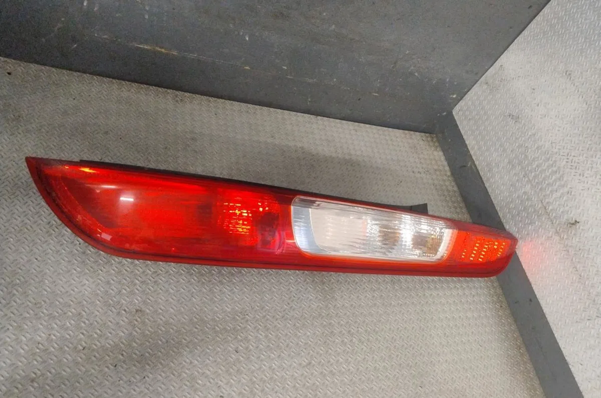 Feu arrière droit Ford FOCUS II (DA_, HCP, DP) 1.8 tdci (2005-2012) occasion