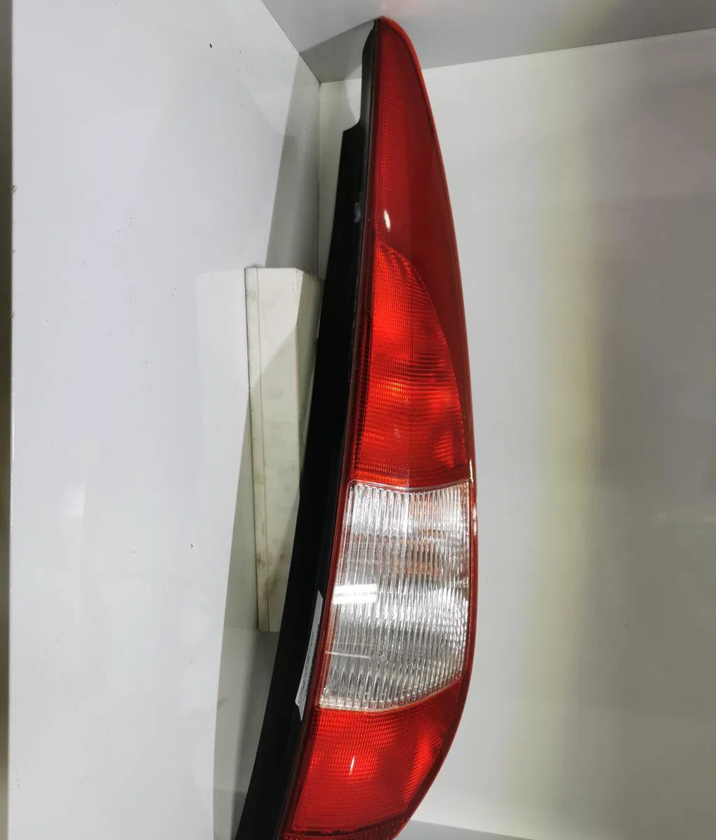 Feu arrière droit FORD MONDEO 2 BREAK occasion