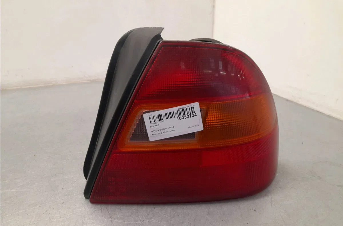 Feu arrière droit HONDA CIVIC VI 1.6I LS occasion