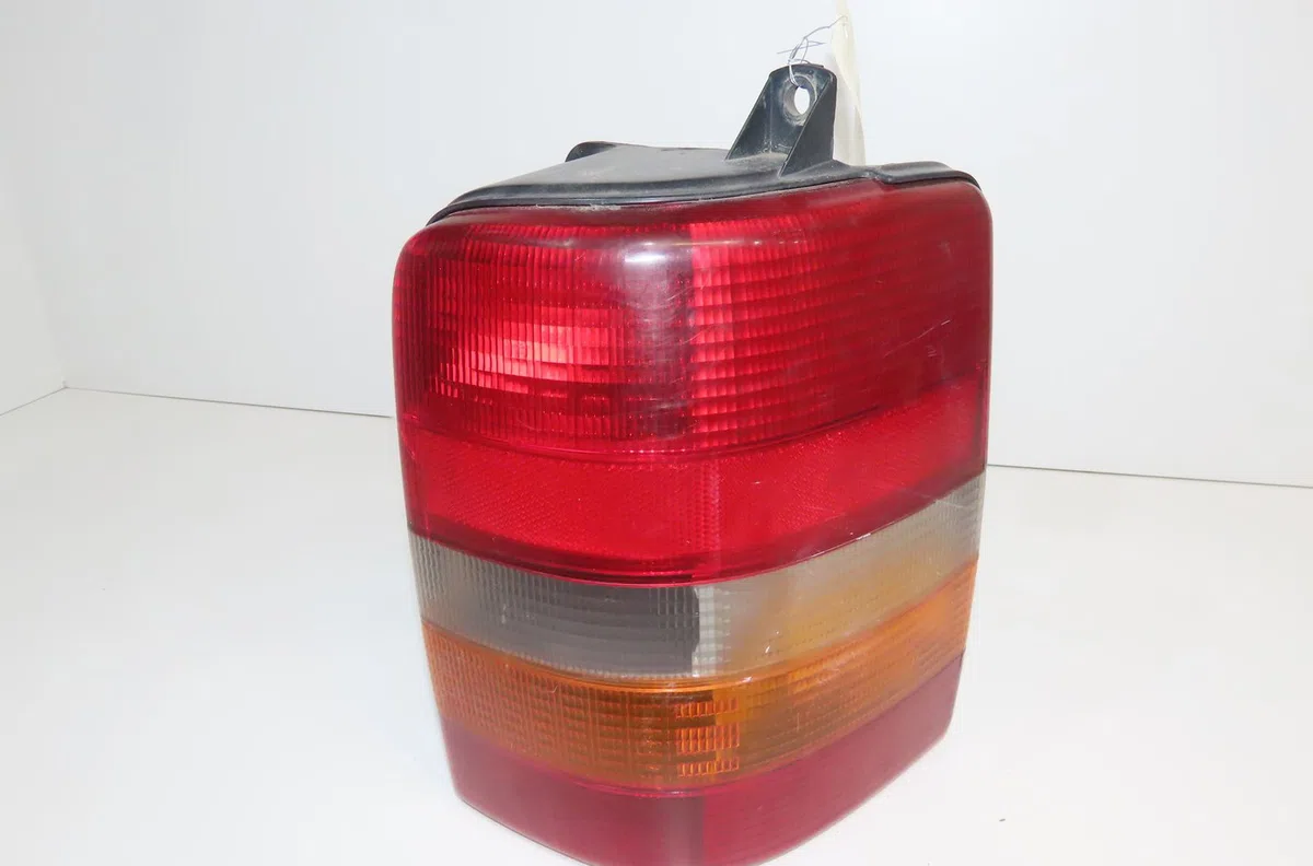 Feu arrière droit Jeep GRAND CHEROKEE I (ZJ, ZG) 2.5 td 4x4 (z) (1995-1999) occasion