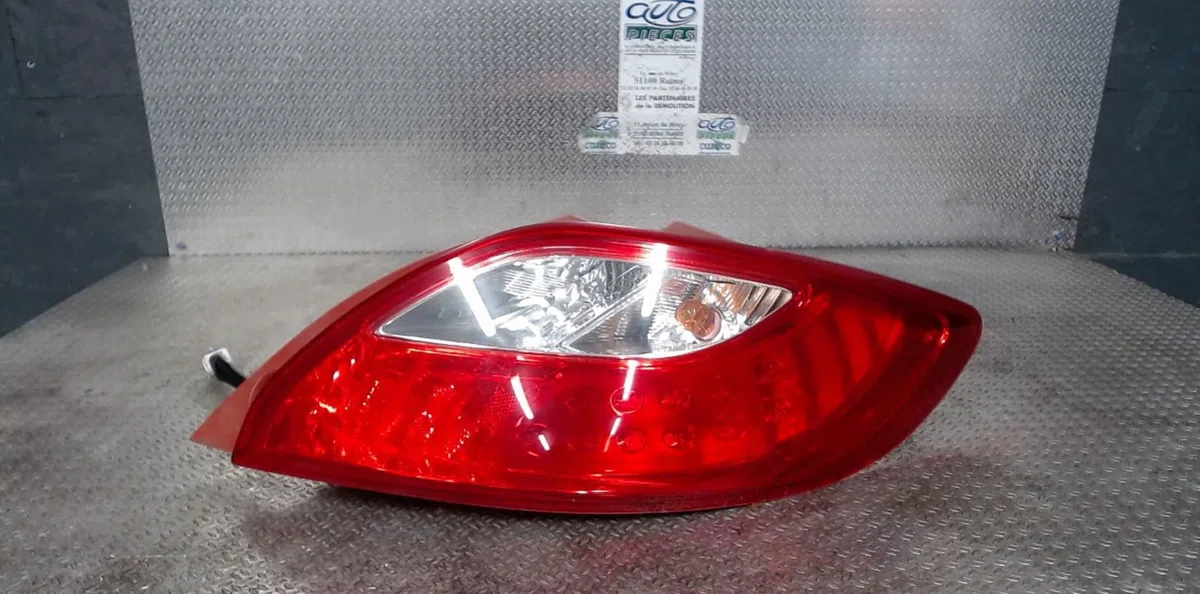 Feu arrière droit MAZDA 2 2 2 2 PHASE 1 occasion