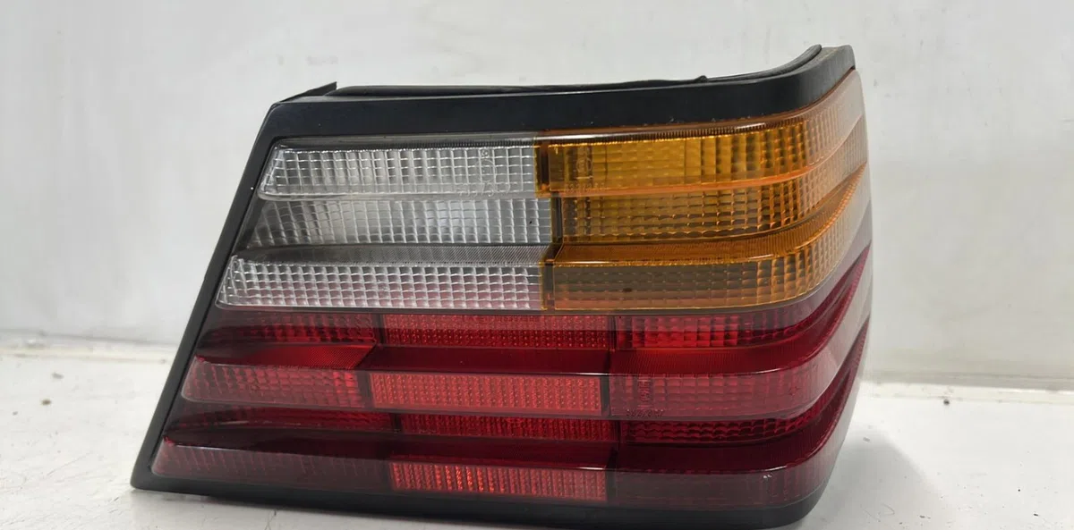 Feu arrière droit MERCEDES 300 W124 PHASE 1 occasion