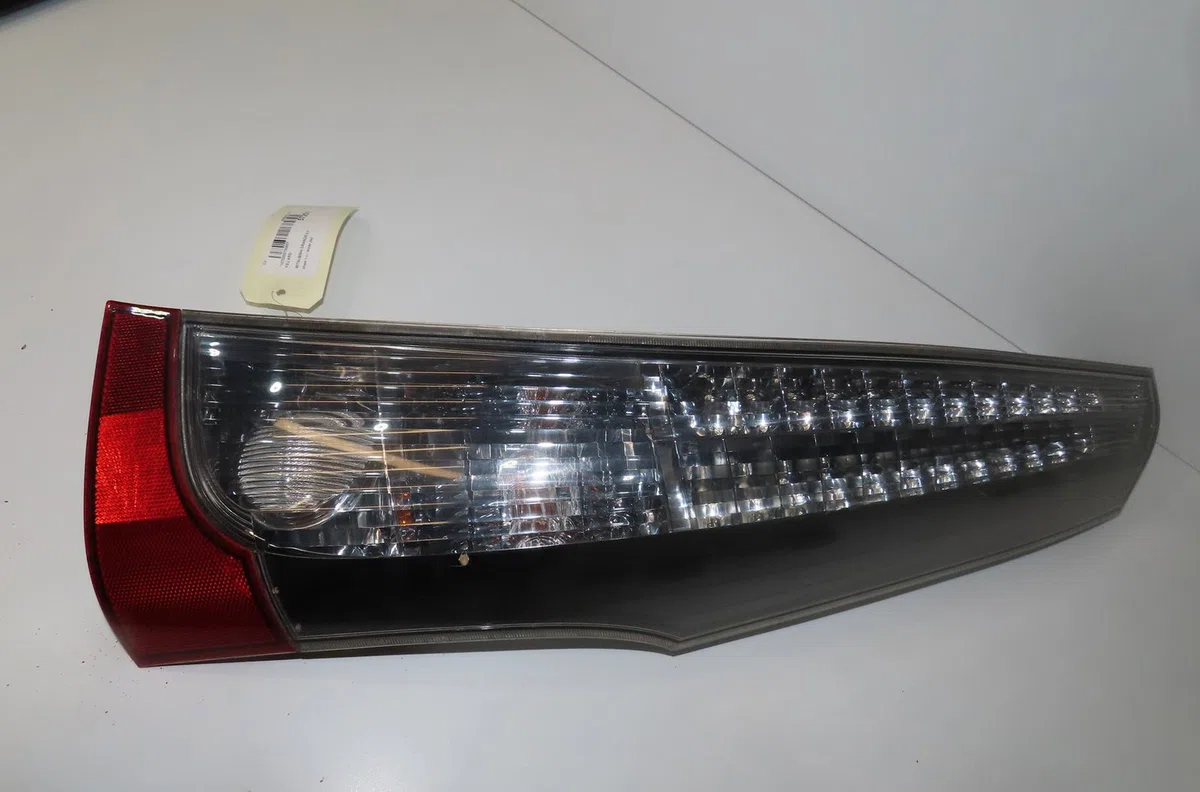 Feu arrière droit Mitsubishi GRANDIS (NA_W) 2.0 di-d (na8w) (2005-2010) occasion