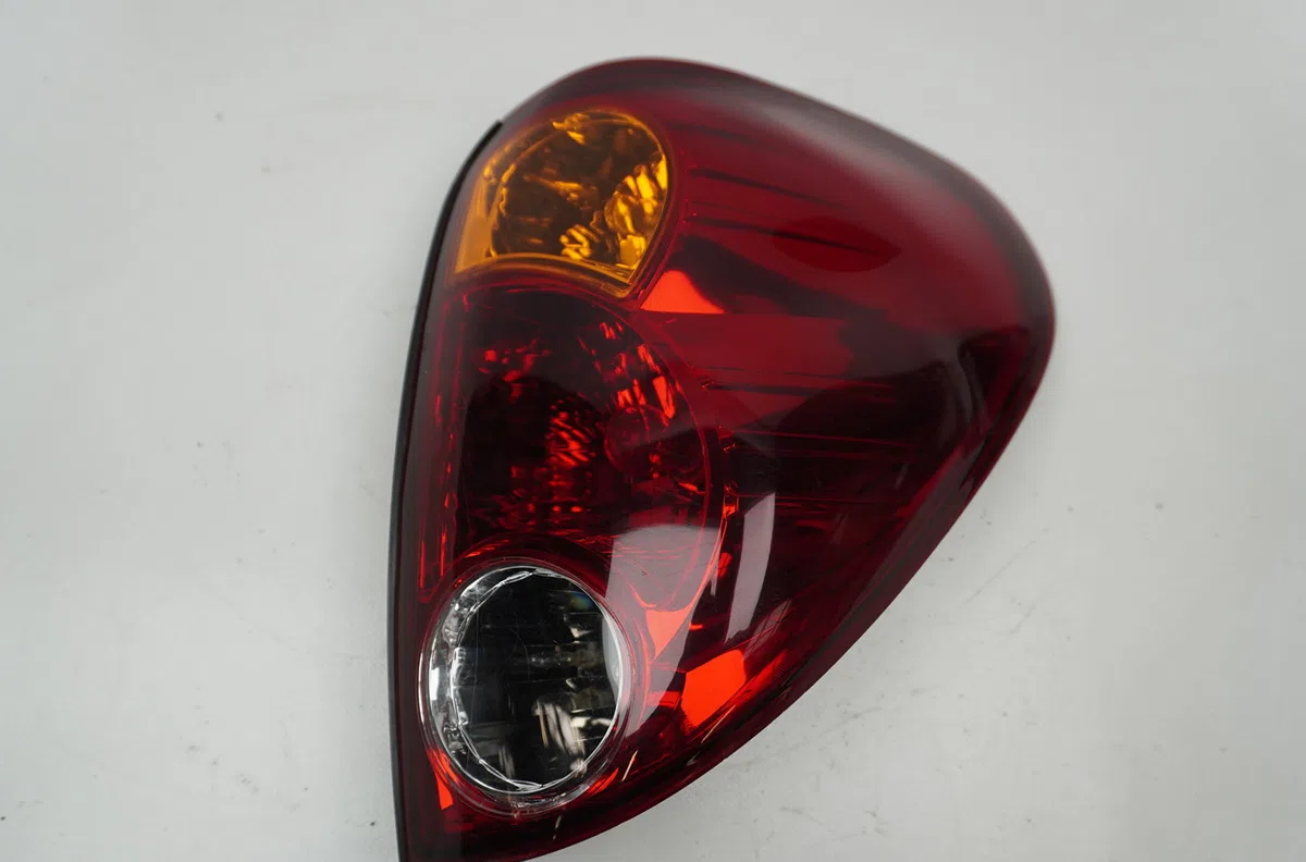 Feu arrière droit Mitsubishi L200 - TRITON (KA_T, KB_T) 2.5 di-d 4wd (kb4t) (2005-2015) 4 portes occasion