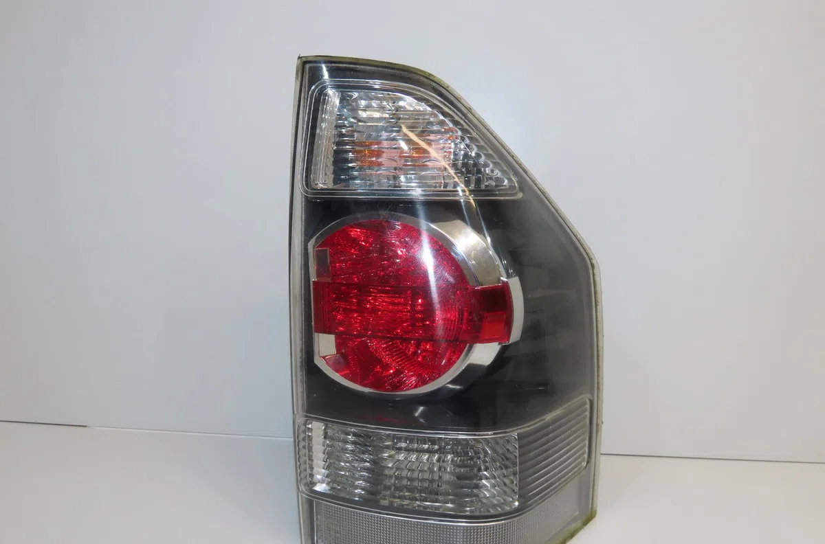 Feu arrière droit Mitsubishi PAJERO IV (V8_W, V9_W) 3.2 di-d (v88w, v98w) (2007) occasion
