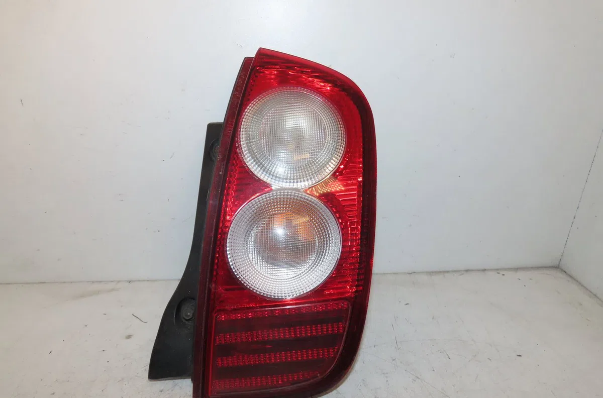 Feu arrière droit Nissan MICRA III (K12) 1.2 16v (2003-2010) occasion
