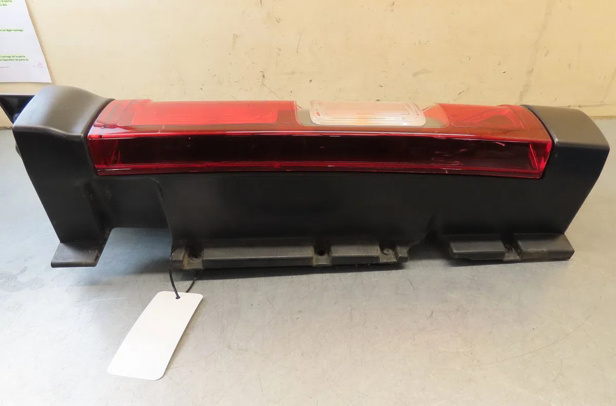 Feu arrière droit Nissan NV300 Camionnette (X82) 1.6 dci 125 (2016) occasion