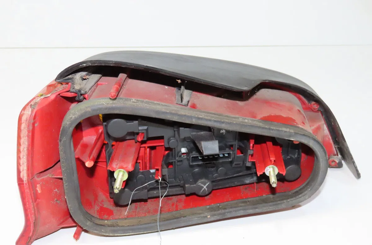 Feu arrière droit Peugeot 106 I (1A, 1C) 1.0 (1991-1996) occasion