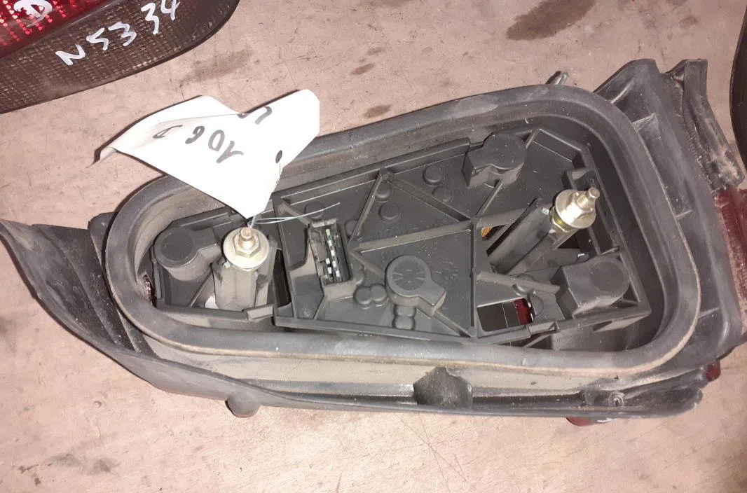 Feu arrière droit Peugeot 106 I (1A, 1C) 1.1 (1991-1996) occasion