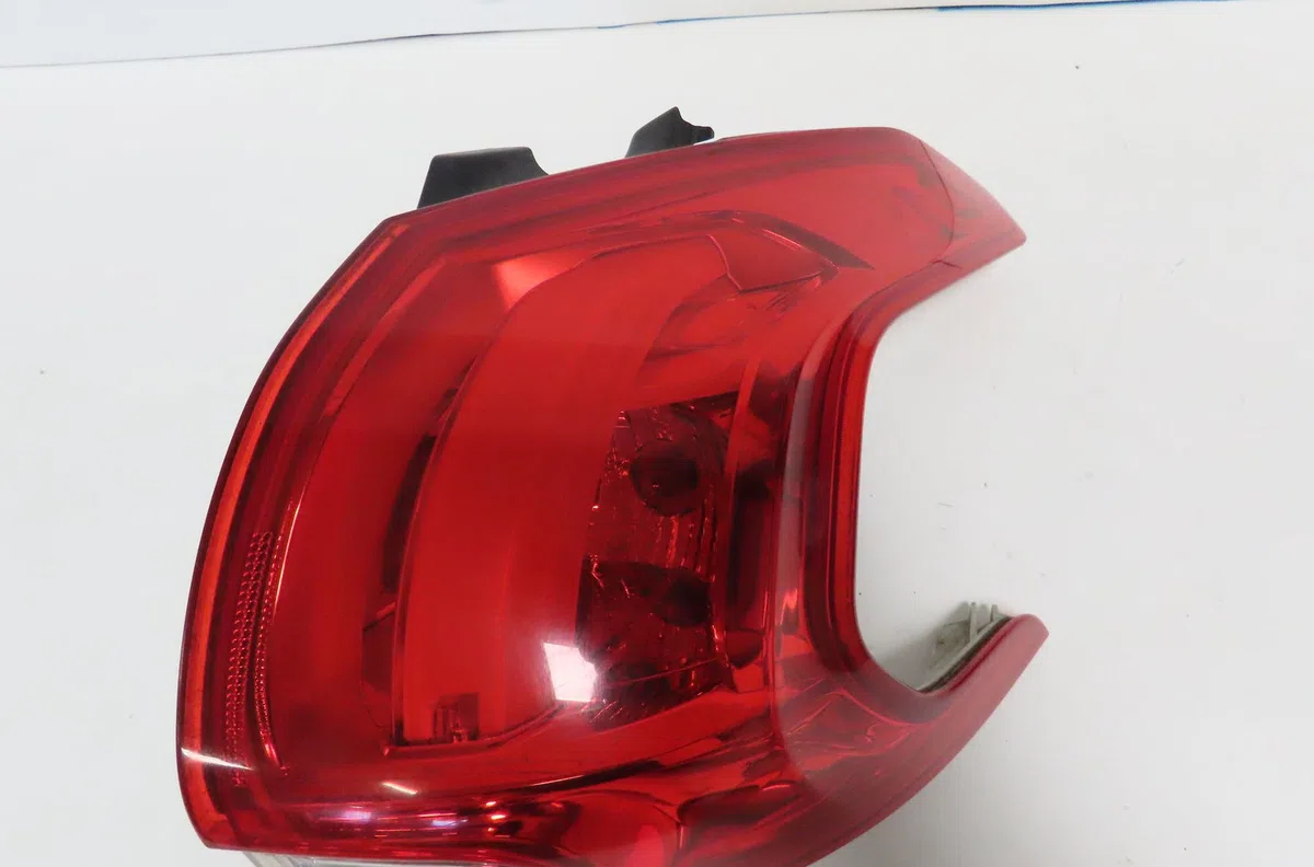 Feu arrière droit Peugeot 2008 I (CU_) 1.2 thp 110 - puretech 110 (2015) 5 portes occasion