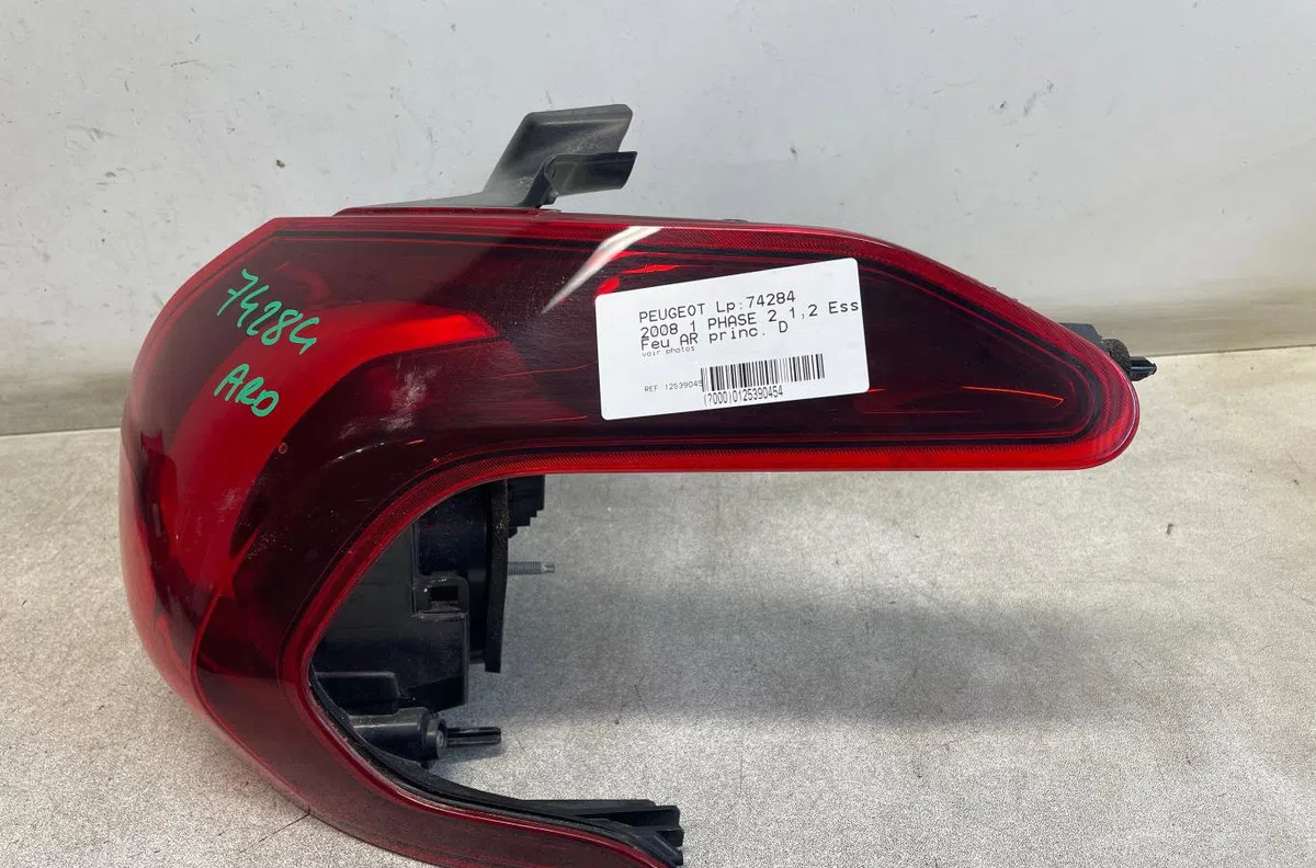 Feu arrière droit Peugeot 2008 I (CU_) 1.2 thp 110 - puretech 110 (2015) 5 portes occasion