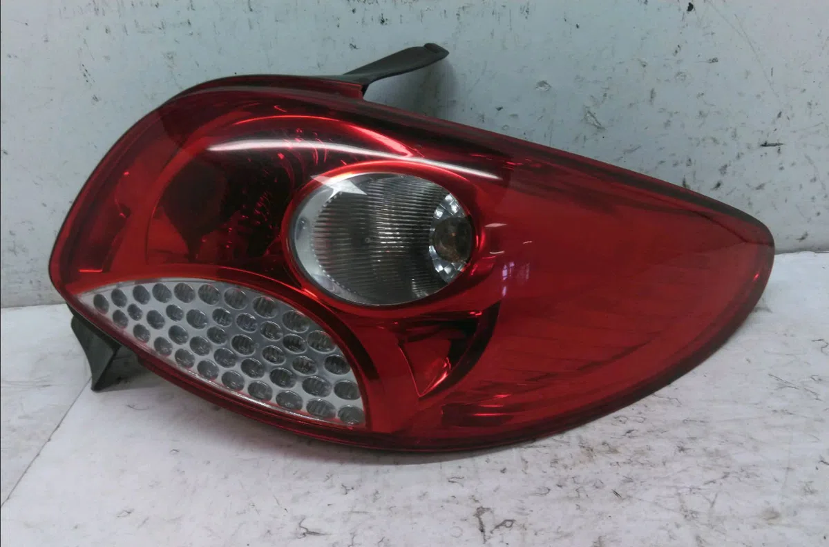 Feu arrière droit Peugeot 206 (2L_, 2M_) 1.4 i (2lkfwa, 2mkfwa) (2009-2013) 3 portes occasion