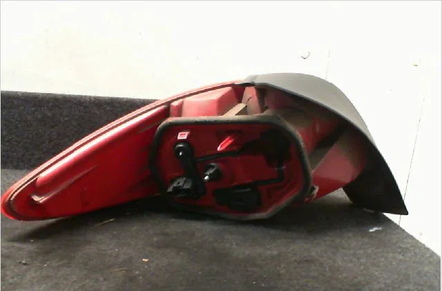 Feu arrière droit Peugeot 206 3-5 portes (2A-C) 1.6 i (1998-2000) occasion