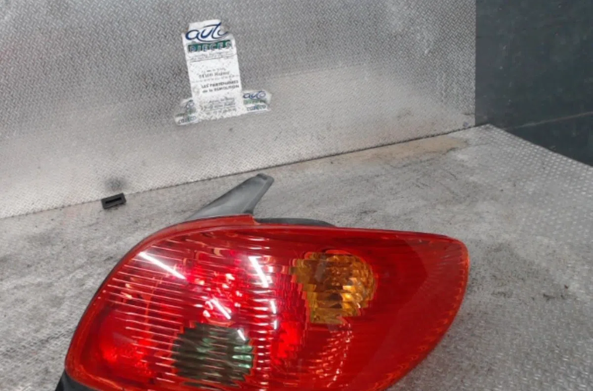 Feu arrière droit Peugeot 206 3-5 portes (2A-C) 1.9 d (1998-2001) 5 portes occasion