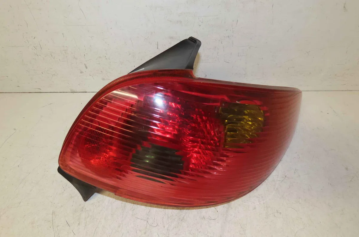 Feu arrière droit PEUGEOT 206 occasion