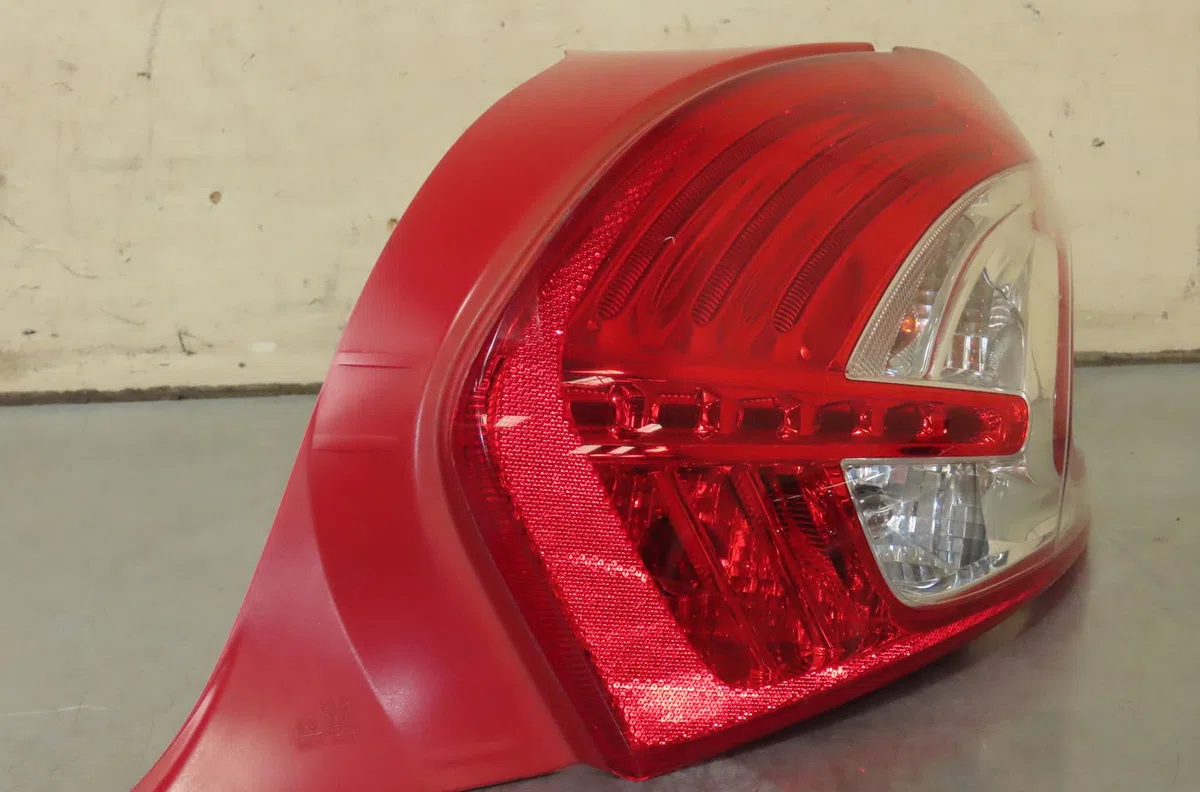 Feu arrière droit PEUGEOT 208 2014 occasion