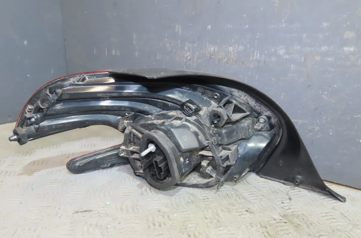 Feu arrière droit Peugeot 208 I (CA_, CC_) 1.2 vti 68 - puretech 68 (2016) 5 portes occasion