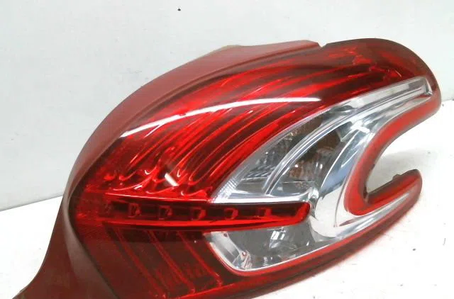 Feu arrière droit Peugeot 208 I (CA_, CC_) 1.6 hdi (2012) 5 portes occasion