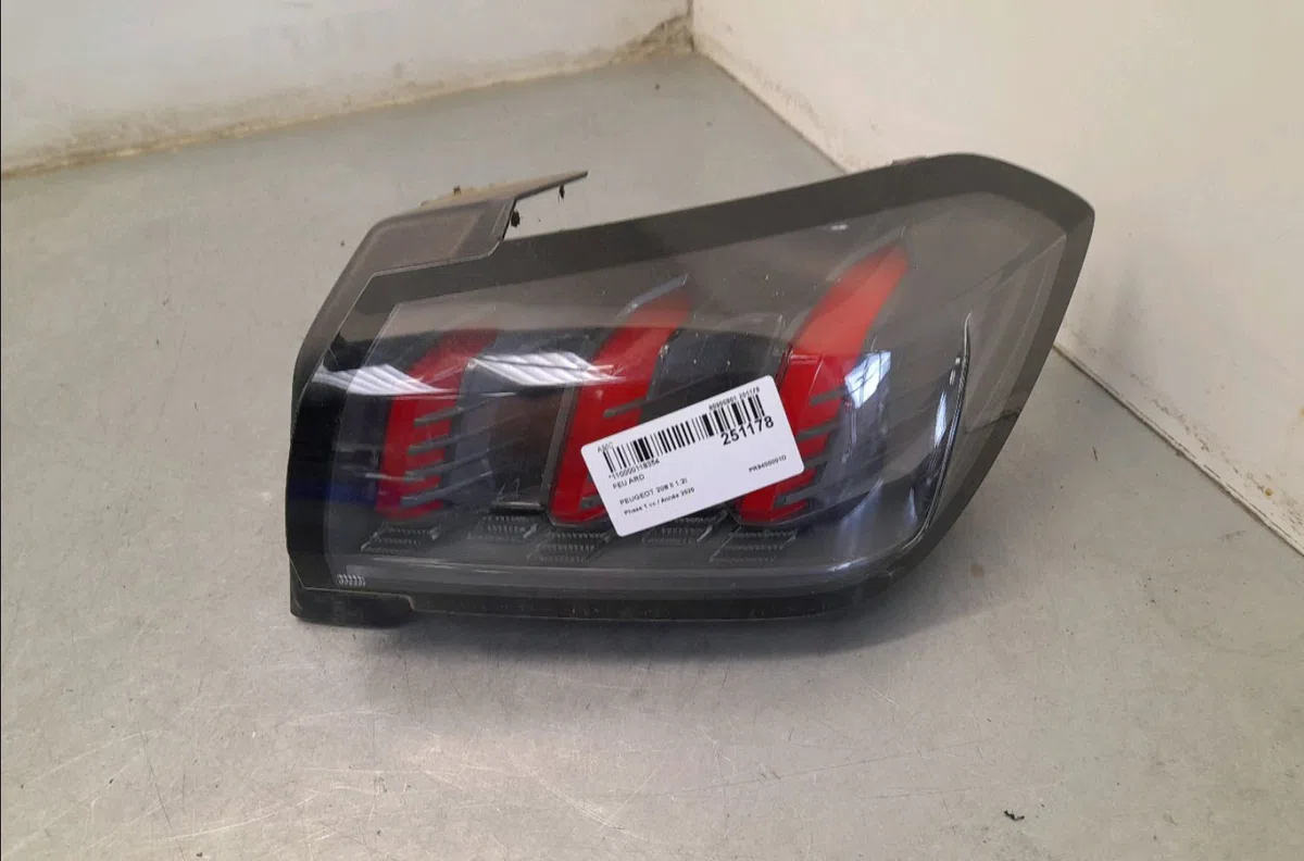 Feu arrière droit Peugeot 208 II (UB_, UP_, UW_, UJ_) 1.2 puretech 100 (2019) 5 portes occasion