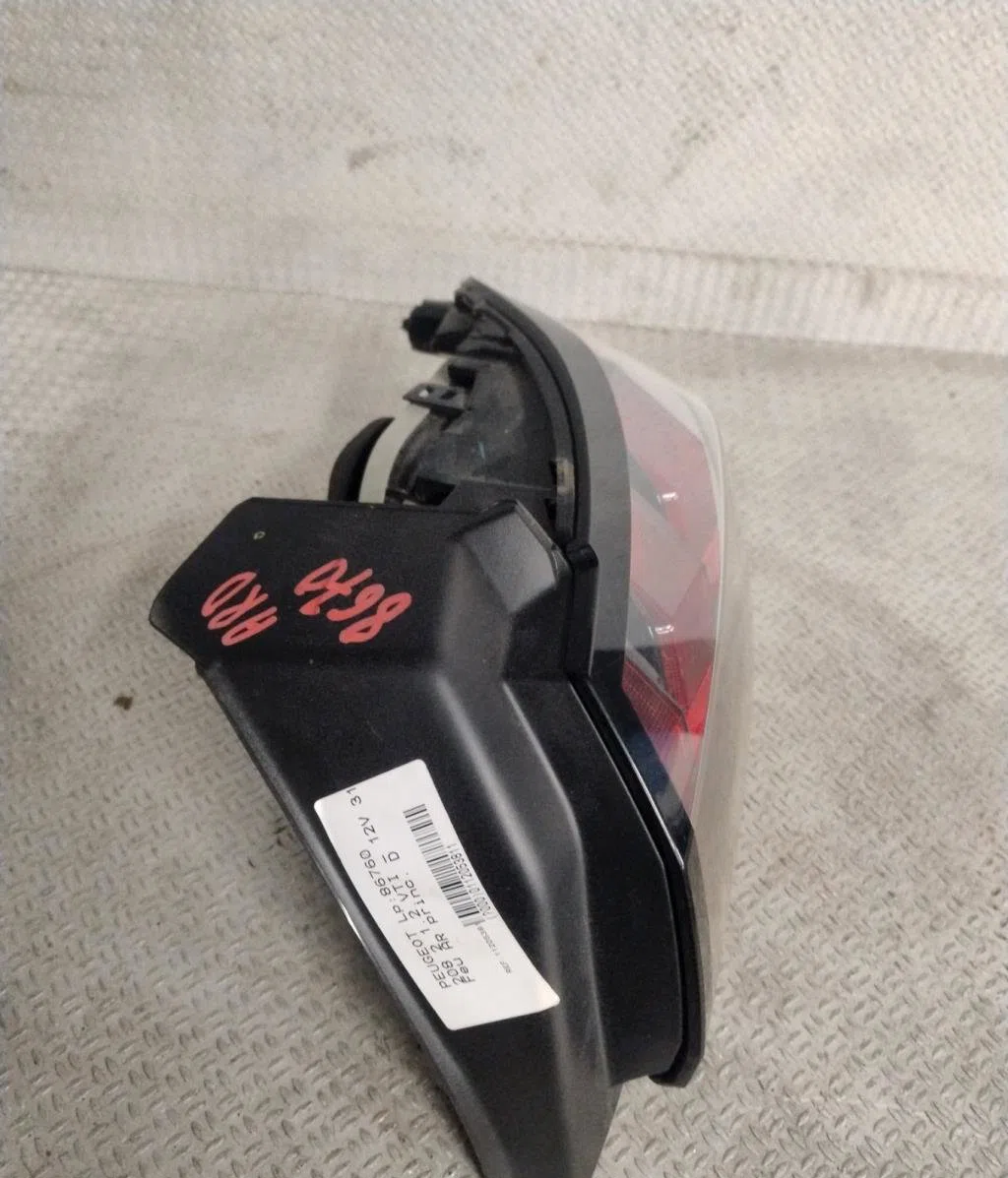 Feu arrière droit Peugeot 208 II (UB_, UP_, UW_, UJ_) 1.2 puretech 75 (2019) occasion