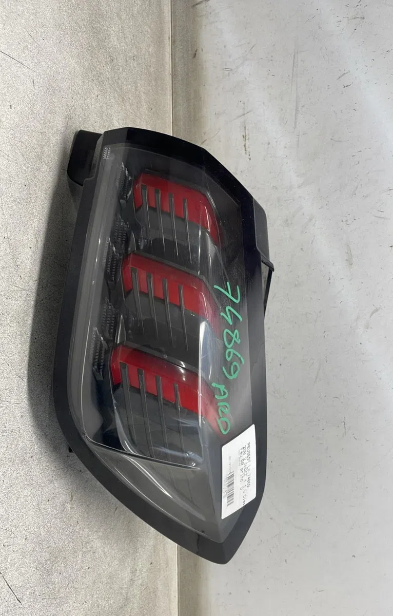 Feu arrière droit Peugeot 208 II (UB_, UP_, UW_, UJ_) 1.5 bluehdi 100 (2019) occasion