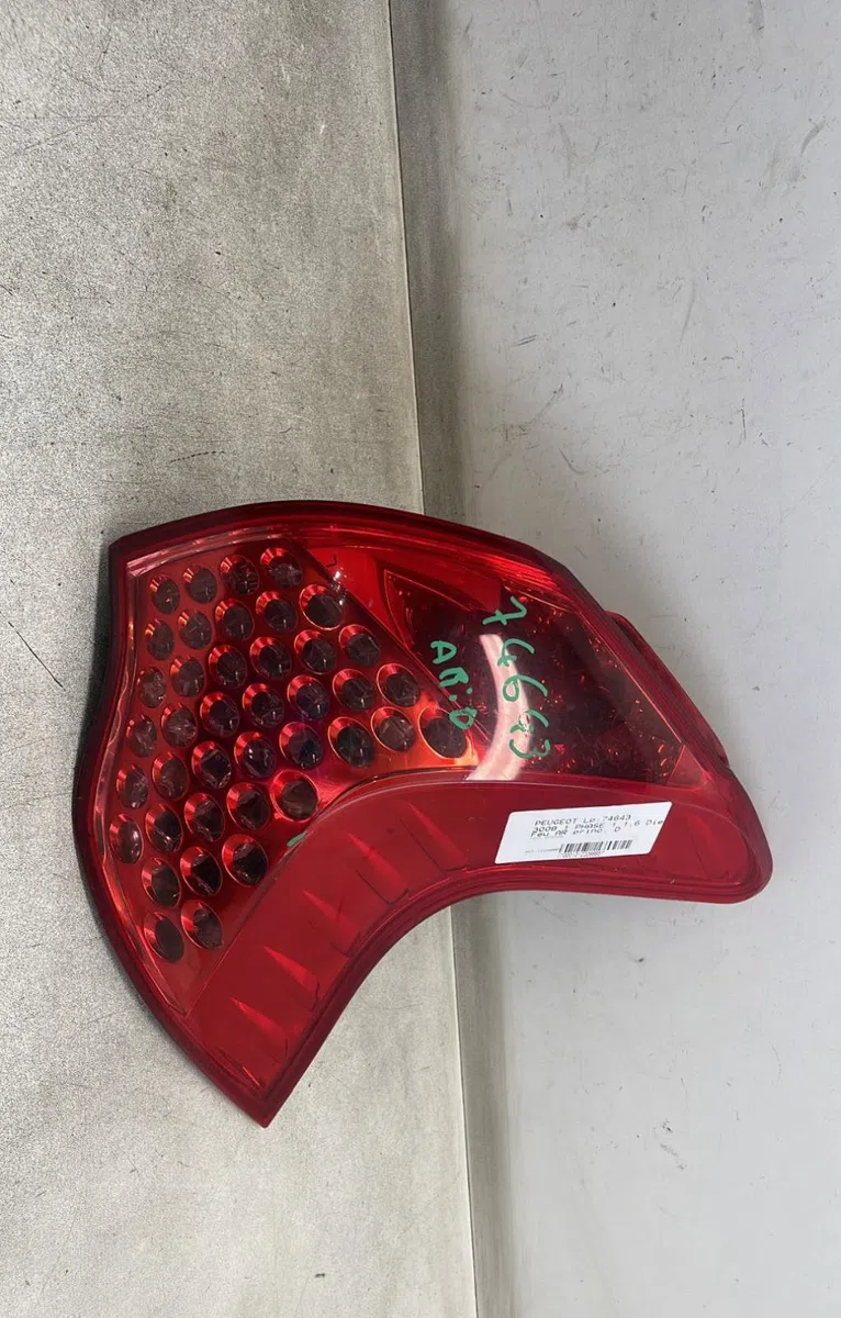 Feu arrière droit Peugeot 3008 Monospace (0U_) 1.6 hdi (2009-2016) 5 portes occasion