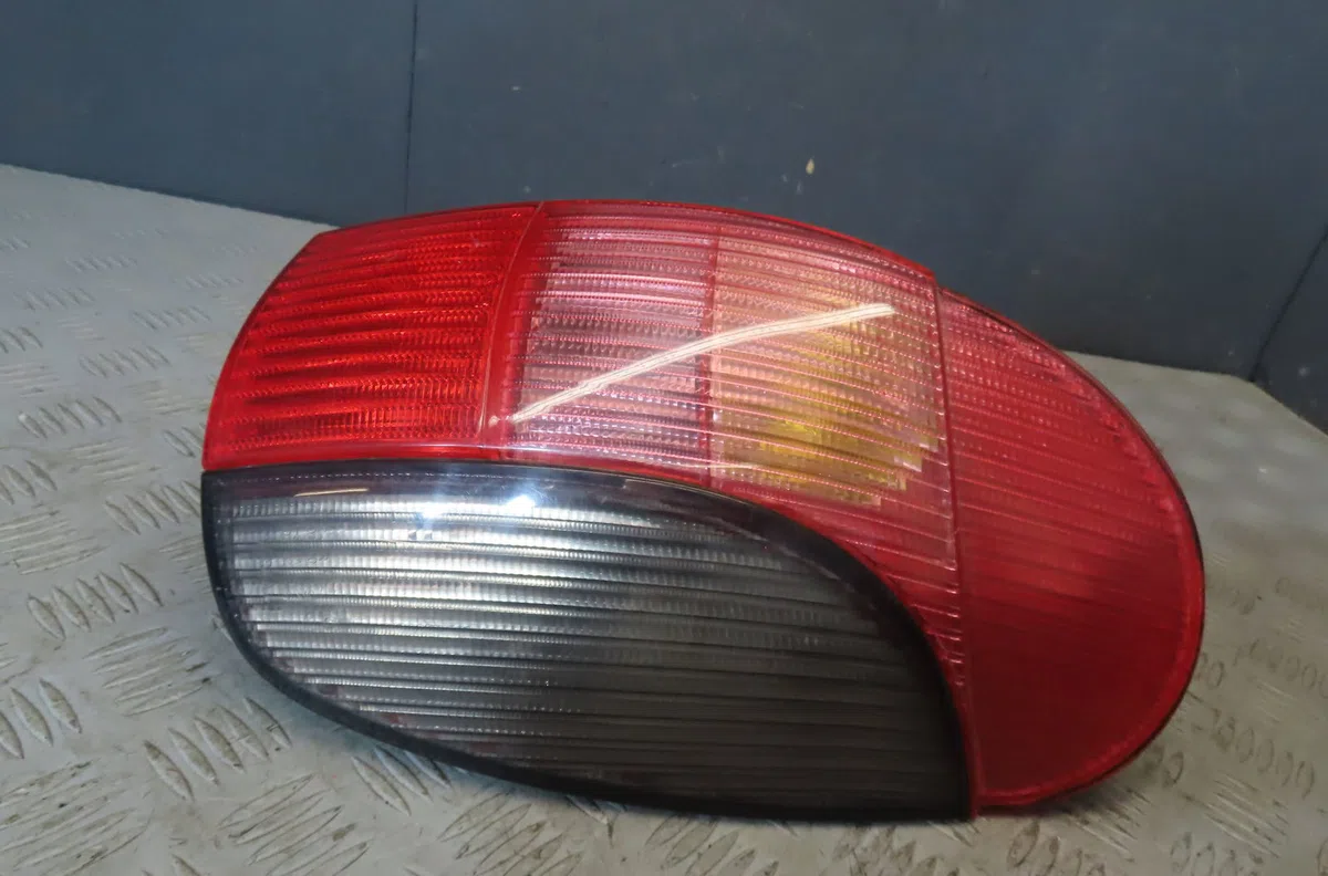 Feu arrière droit Peugeot 306 Break (7E, N3, N5) 2.0 hdi 90 (1999-2002) occasion