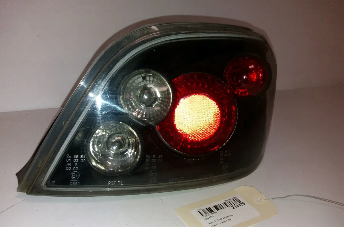 Feu arrière droit Peugeot 307 (3A-C) 2.0 hdi 135 (2003-2007) occasion