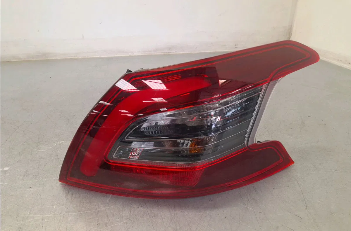Feu arrière droit Peugeot 308 II (LB_, LP_, LW_, LH_, L3_) 1.2 thp 110 (2013-2021) occasion