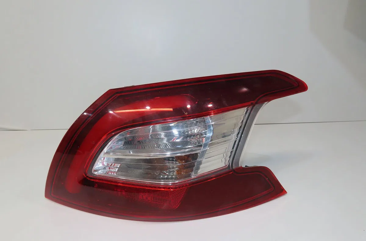 Feu arrière droit Peugeot 308 II (LB_, LP_, LW_, LH_, L3_) 1.6 hdi 100 (2014-2021) 5 portes occasion