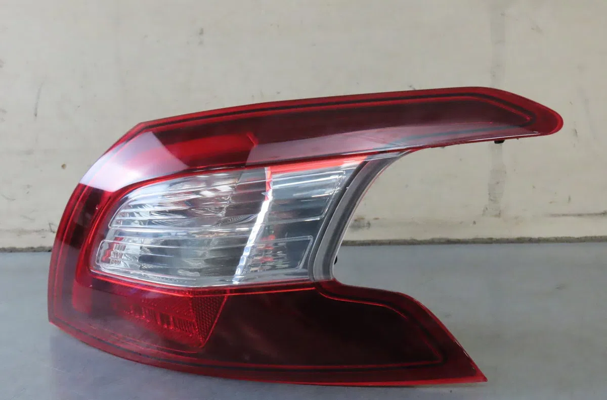 Feu arrière droit Peugeot 308 II (LB_, LP_, LW_, LH_, L3_) 1.6 hdi (2013-2021) occasion