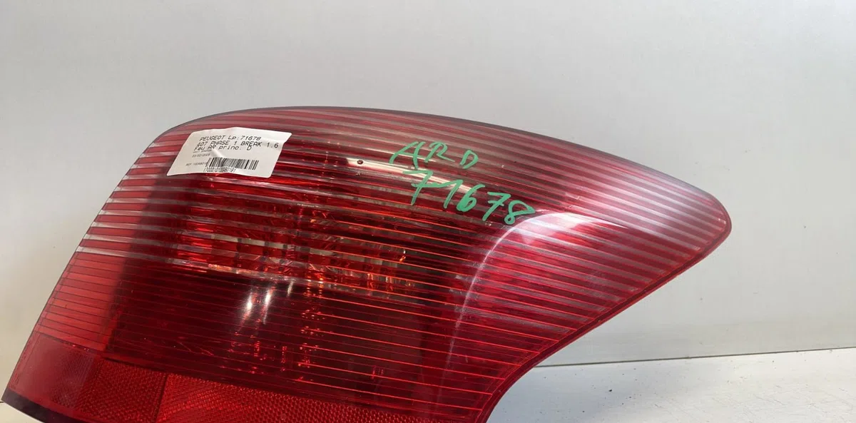 Feu arrière droit Peugeot 407 SW (6E_) 1.6 hdi 110 (2004-2010) 5 portes occasion