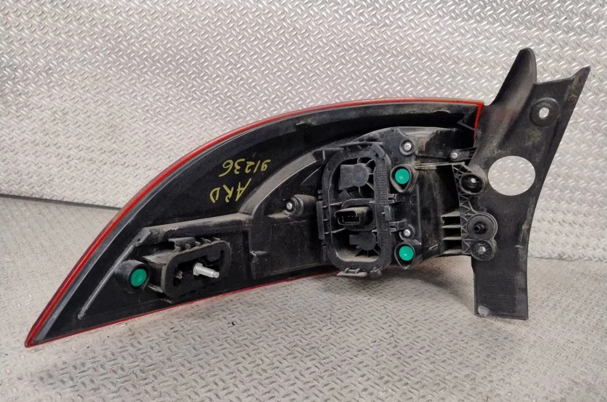 Feu arrière droit RENAULT CLIO 4 PHASE 1 BREAK occasion