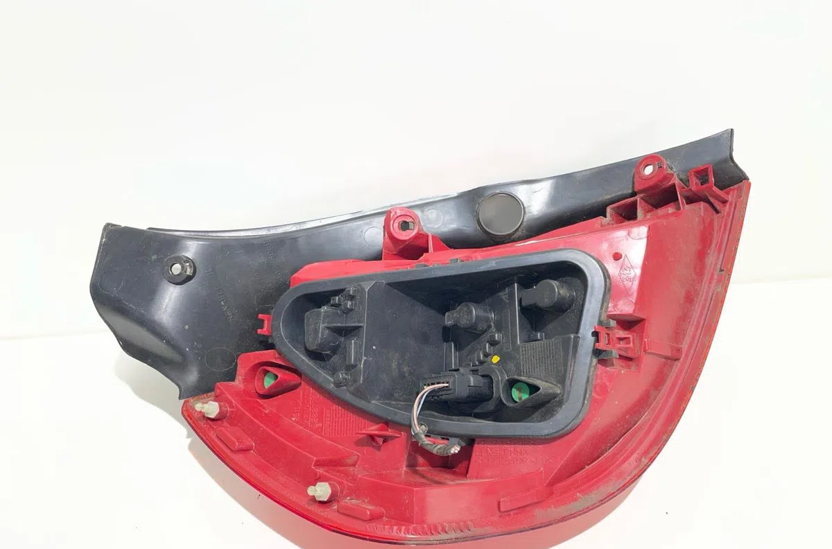 Feu arrière droit Renault CLIO III (BR0-1, CR0-1) 1.2 16v (br02, br0j, br11, cr02, cr0j, cr11) (2005-2014) 5 portes occa