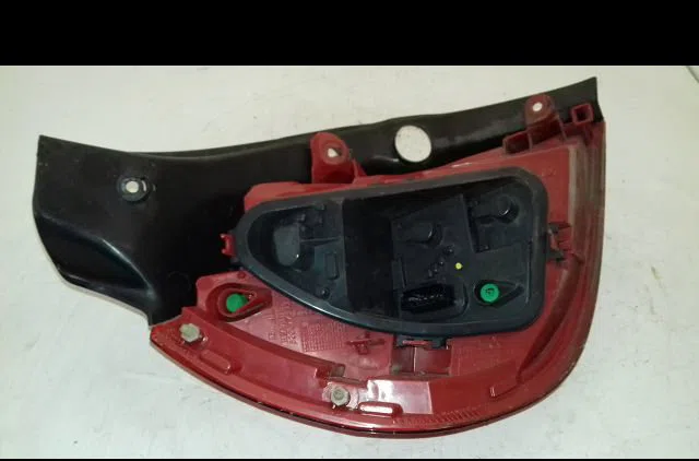 Feu arrière droit Renault CLIO III (BR0-1, CR0-1) 1.5 dci (2010-2014) 3 portes occasion