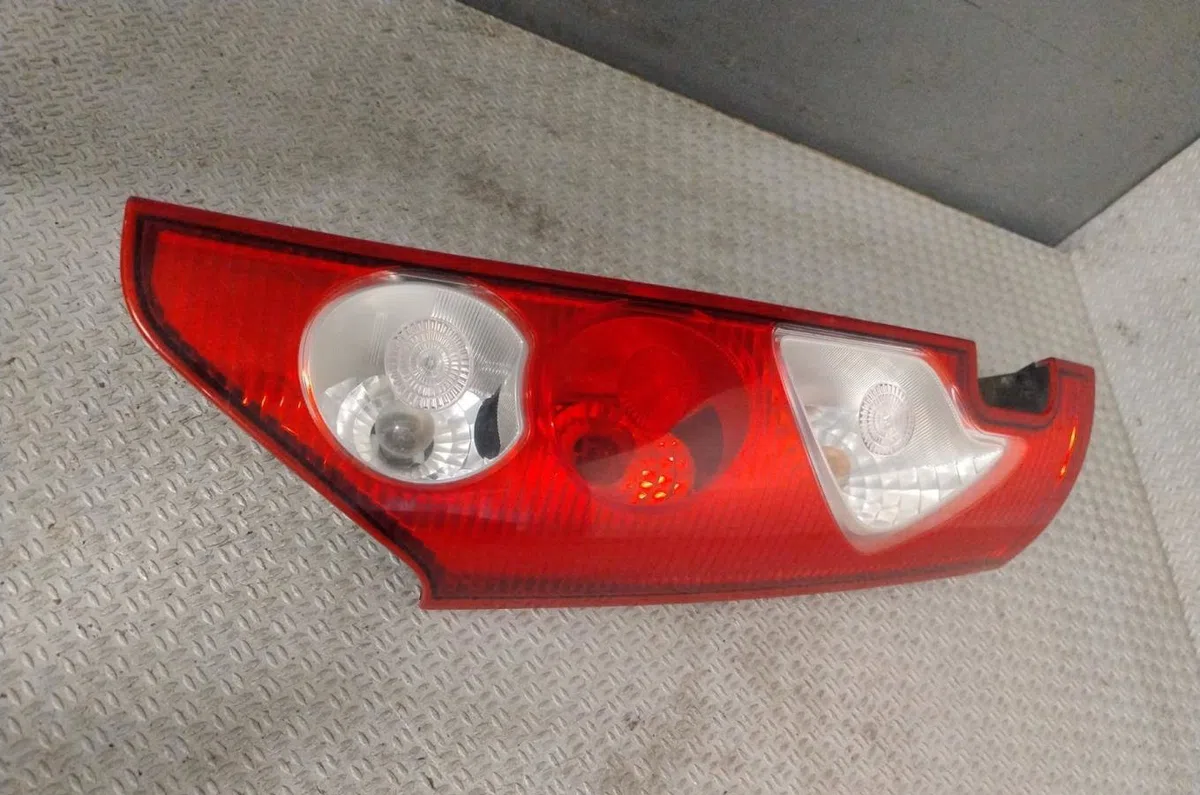 Feu arrière droit Renault KANGOO Express (FW0-1_) 1.5 dci 75 (fw07, fw10, fw04) (2010) 4 portes occasion
