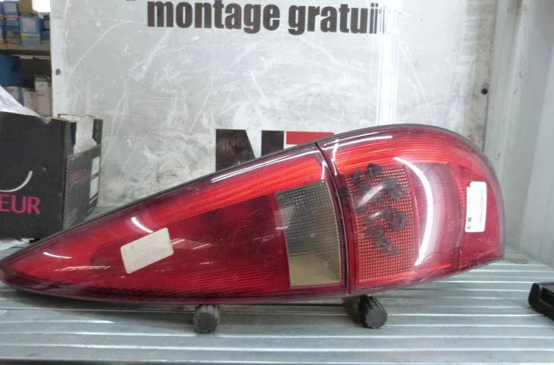Feu arrière droit RENAULT LAGUNA 1 PHASE 2 BREAK occasion