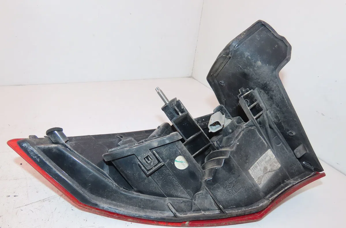 Feu arrière droit Renault LAGUNA III (BT0-1) 2.0 dci (bt01, bt08, bt09, bt0e, bt0k, bt12, bt1c, bt1d,... (2007-2015) 5 p