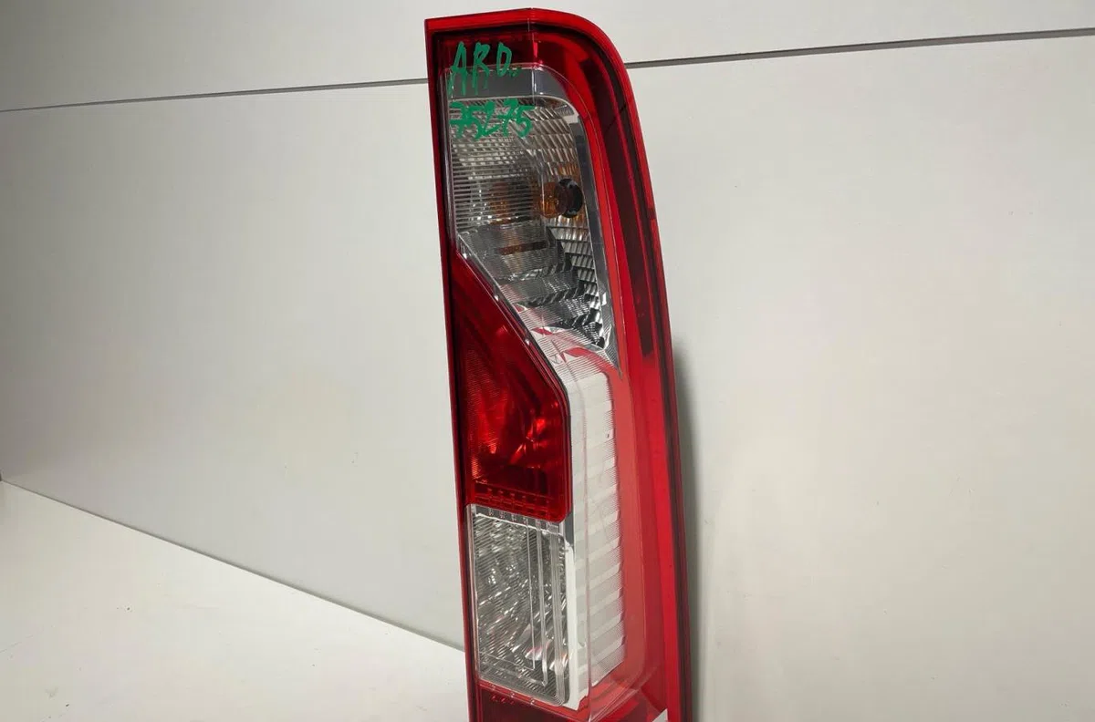 Feu arrière droit Renault MASTER III Camionnette (FV) 2.3 dci 110 fwd (fv0r, fv0w) (2014) occasion