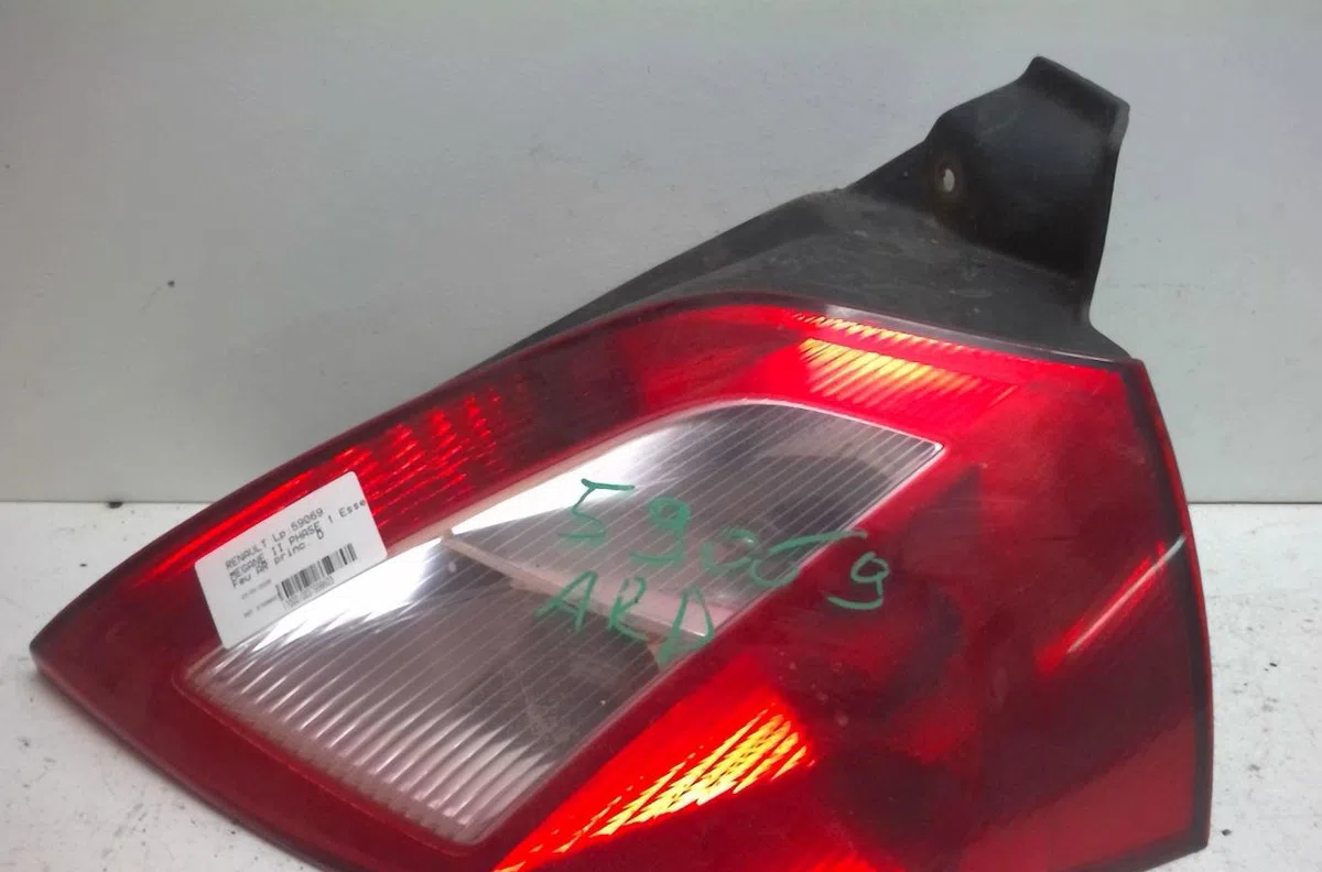 Feu arrière droit Renault MEGANE II (BM0-1_, CM0-1_) 1.4 16v (bm0b, cm0b) (2002-2008) occasion